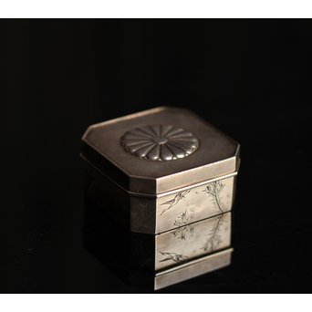 一鶴斎共箱銀香合　S1446