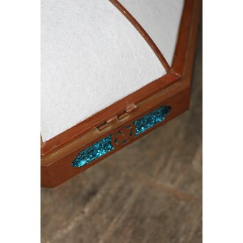 宣徳色と多彩色ガラスの3灯シャンデリア照明　A1268 各シェードは上下に分かれて開閉するのですが　その留め具が数か所欠品　何か所か留まっているので使用に問題はなさそう