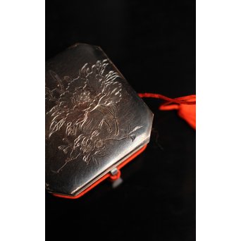 八角行器型 牡丹毛彫 純銀製ボンボニエール　S1868 