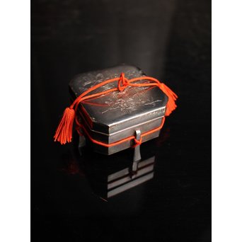 八角行器型 牡丹毛彫 純銀製ボンボニエール　S1868