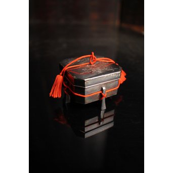 八角行器型 牡丹毛彫 純銀製ボンボニエール　S1868 