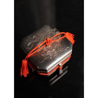 八角行器型 牡丹毛彫 純銀製ボンボニエール　S1868 