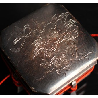 八角行器型 牡丹毛彫 純銀製ボンボニエール　S1868 