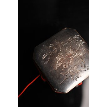 八角行器型 牡丹毛彫 純銀製ボンボニエール　S1868 