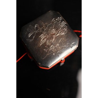八角行器型 牡丹毛彫 純銀製ボンボニエール　S1868 