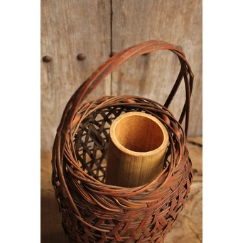 三世三代早川尚古斎作　竹花籠　S1943 ※中の落としのバランスが悪く　まっすぐに立たないで写真のようになります　塗が無いのでオリジナルではないかもしれません