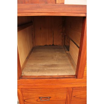 縦桟引戸の欅階段箪笥　M54 