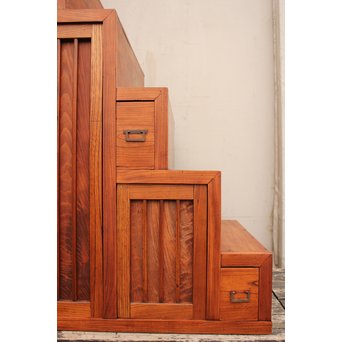 縦桟引戸の欅階段箪笥　M54 