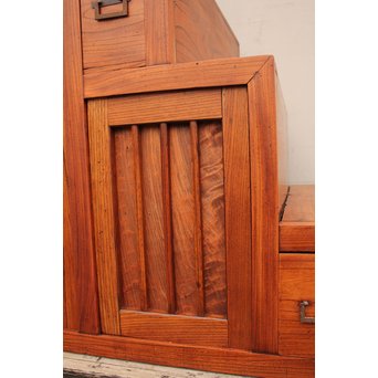 縦桟引戸の欅階段箪笥　M54 