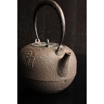 光玉堂日露征記念丸型鉄瓶　H429 