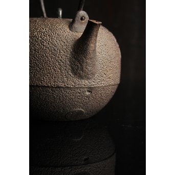 光玉堂日露征記念丸型鉄瓶　H429 