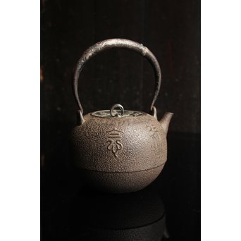 光玉堂日露征記念丸型鉄瓶　H429 