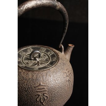 光玉堂日露征記念丸型鉄瓶　H429 