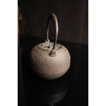 光玉堂日露征記念丸型鉄瓶　H429 