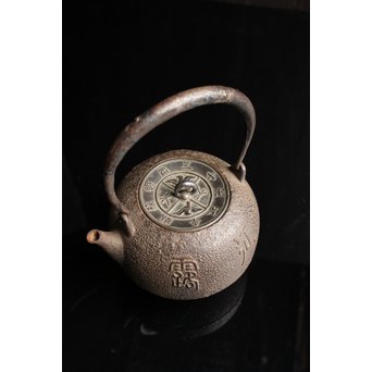 光玉堂日露征記念丸型鉄瓶　H429 