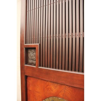 象嵌肉厚扇真鍮金具総欅上杢格子蔵戸　W436 