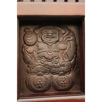 象嵌肉厚扇真鍮金具総欅上杢格子蔵戸　W436 