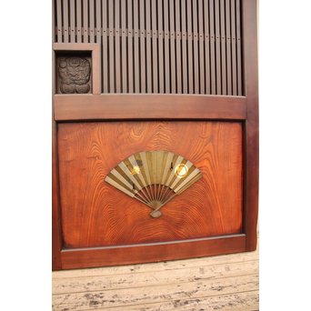 象嵌肉厚扇真鍮金具総欅上杢格子蔵戸　W436 