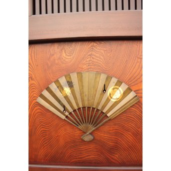 象嵌肉厚扇真鍮金具総欅上杢格子蔵戸　W436 