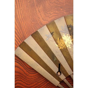 象嵌肉厚扇真鍮金具総欅上杢格子蔵戸　W436 