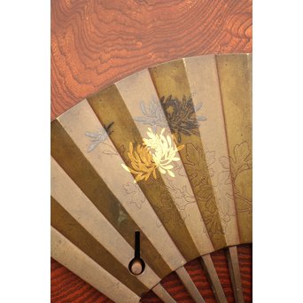 象嵌肉厚扇真鍮金具総欅上杢格子蔵戸　W436 