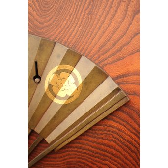 象嵌肉厚扇真鍮金具総欅上杢格子蔵戸　W436 