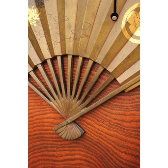 象嵌肉厚扇真鍮金具総欅上杢格子蔵戸　W436 