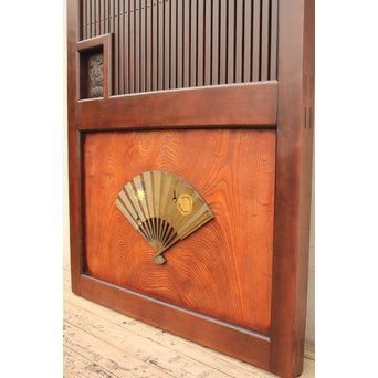 象嵌肉厚扇真鍮金具総欅上杢格子蔵戸　W436 