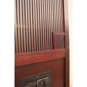 象嵌肉厚扇真鍮金具総欅上杢格子蔵戸　W436 