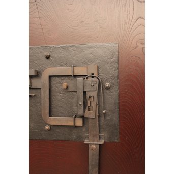 象嵌肉厚扇真鍮金具総欅上杢格子蔵戸　W436 