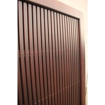 象嵌肉厚扇真鍮金具総欅上杢格子蔵戸　W436 