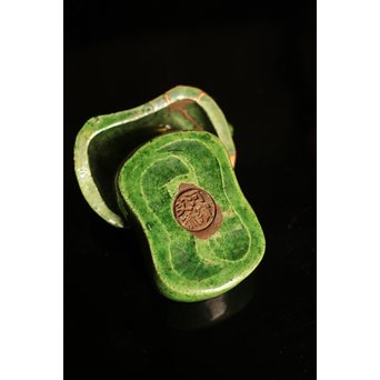 金印河濱支流　永楽造　亀交趾香合　K231 