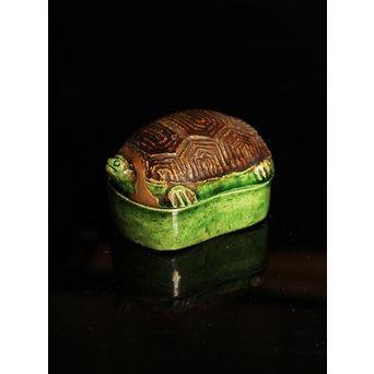 金印河濱支流　永楽造　亀交趾香合　K231