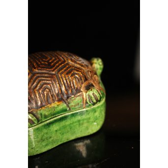 金印河濱支流　永楽造　亀交趾香合　K231 