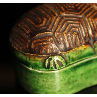 金印河濱支流　永楽造　亀交趾香合　K231 