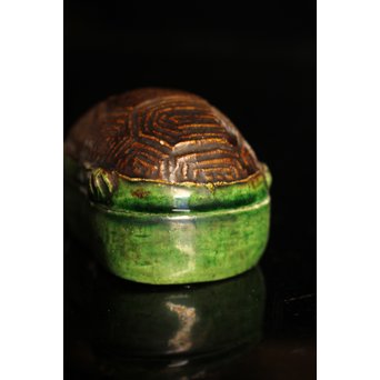 金印河濱支流　永楽造　亀交趾香合　K231 