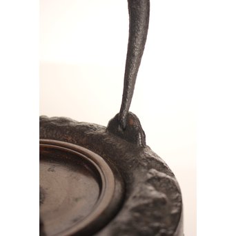 龍文堂安之介造 蓋裏花押入 岩肌道安形鉄瓶　H451 