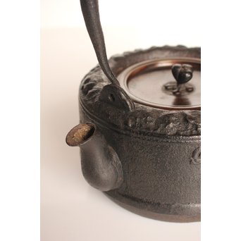 龍文堂安之介造 蓋裏花押入 岩肌道安形鉄瓶　H451 