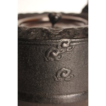 龍文堂安之介造 蓋裏花押入 岩肌道安形鉄瓶　H451 