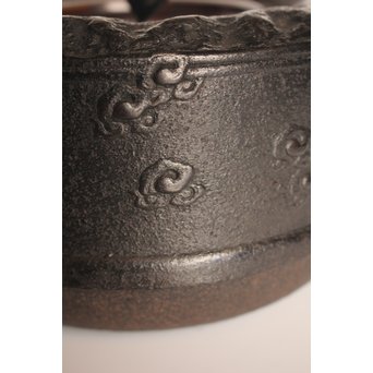 龍文堂安之介造 蓋裏花押入 岩肌道安形鉄瓶　H451 