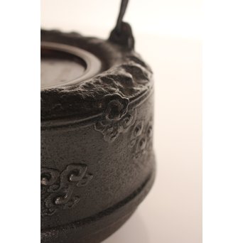 龍文堂安之介造 蓋裏花押入 岩肌道安形鉄瓶　H451 