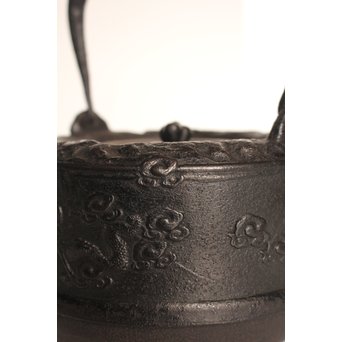 龍文堂安之介造 蓋裏花押入 岩肌道安形鉄瓶　H451 