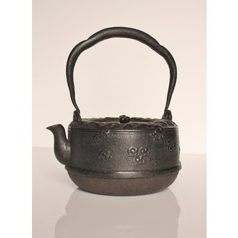 龍文堂安之介造 蓋裏花押入 岩肌道安形鉄瓶　H451