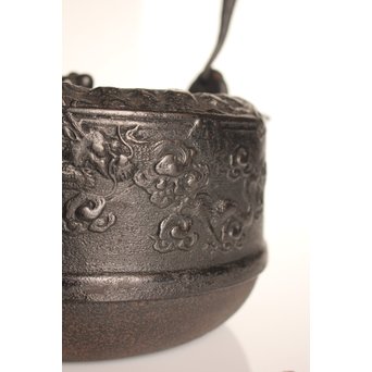 龍文堂安之介造 蓋裏花押入 岩肌道安形鉄瓶　H451 