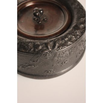 龍文堂安之介造 蓋裏花押入 岩肌道安形鉄瓶　H451 