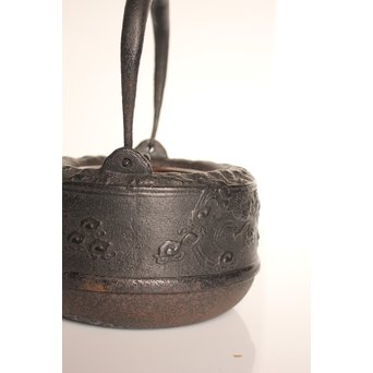 龍文堂安之介造 蓋裏花押入 岩肌道安形鉄瓶　H451 