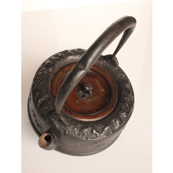 龍文堂安之介造 蓋裏花押入 岩肌道安形鉄瓶　H451 