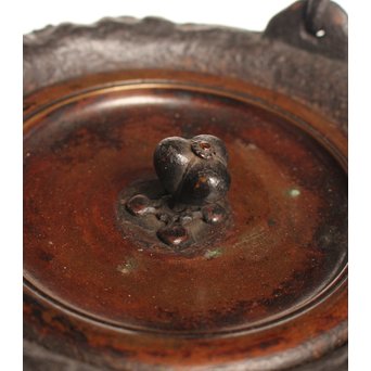 龍文堂安之介造 蓋裏花押入 岩肌道安形鉄瓶　H451 