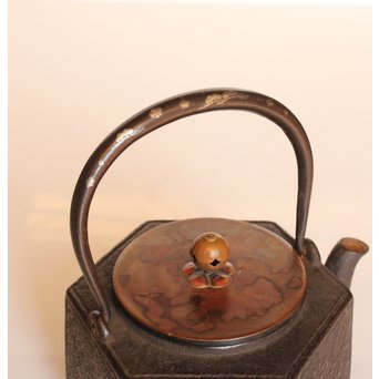 堤手銀象嵌　斑柴銅蓋菊蘭竹梅　釜師系六角鉄瓶　H456 