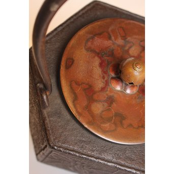 堤手銀象嵌　斑柴銅蓋菊蘭竹梅　釜師系六角鉄瓶　H456 